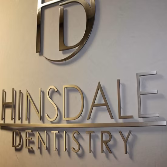 Insegna pubblicitaria del dentista in acrilico, insegna luminosa con logo del negozio dentale